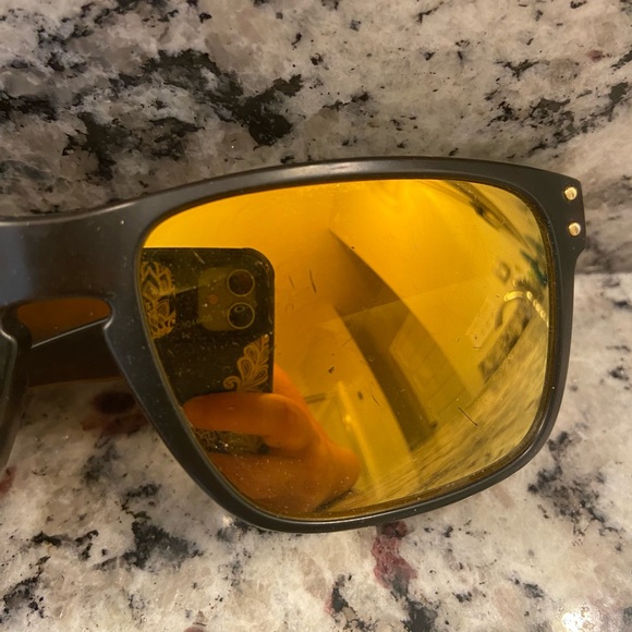 Women’s Oakley sunglasses - Picture 4 of 9